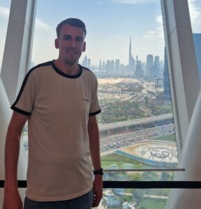 Een foto van mij in The Frame met op de achtergrond de nieuwe stad