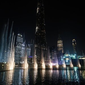 De Dubai Fountains in het donker met op de achtergrond de Burj Khalifa