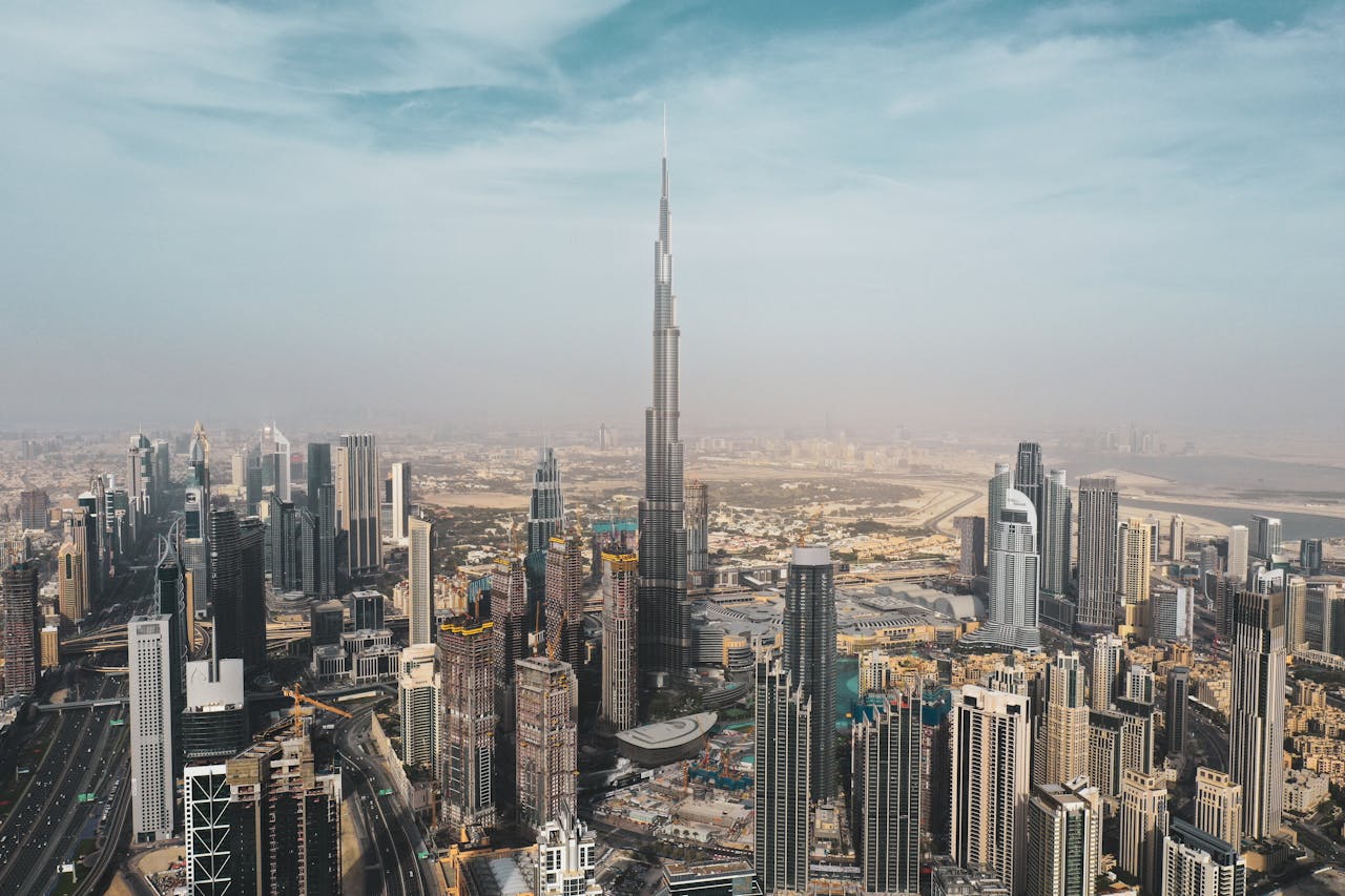 De skyline van Dubai met in het midden de Burj Khalifa