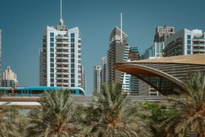 De metro van Dubai rijdt het station binnen