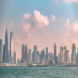 De skyline van Dubai met op de voorgrond de zee