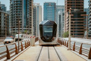 Een taxi en een metro naast elkaar in Dubai