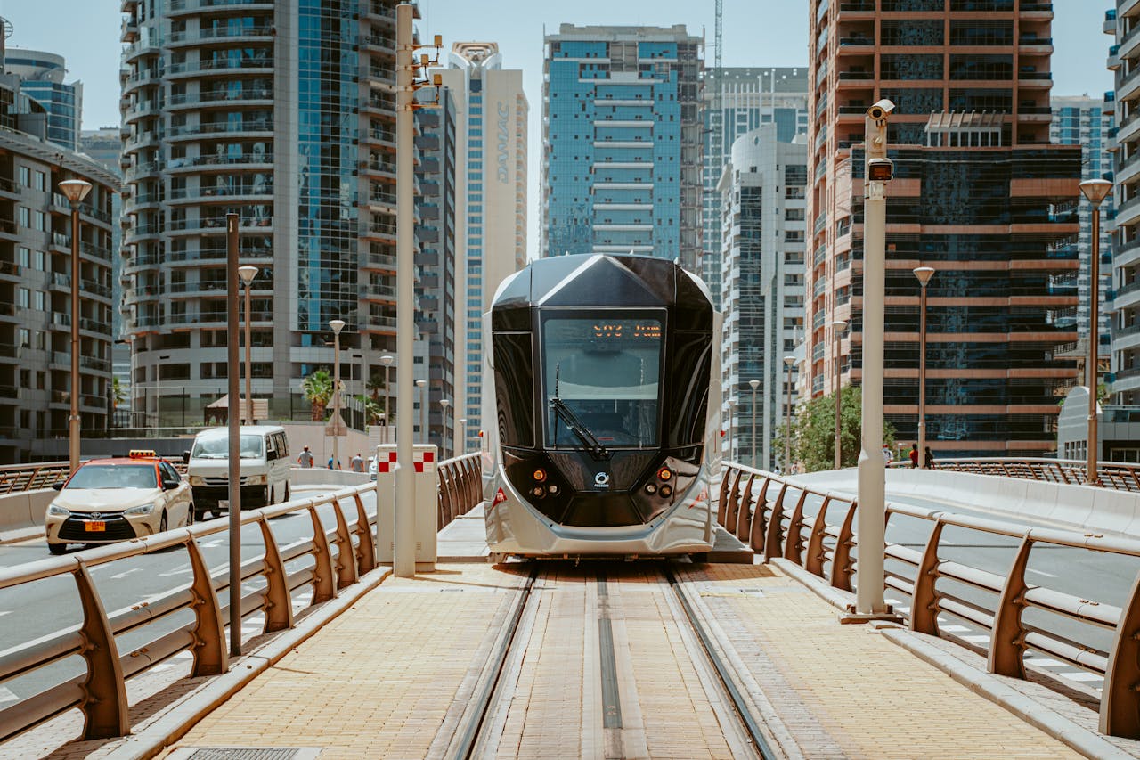 Een taxi en een metro naast elkaar in Dubai