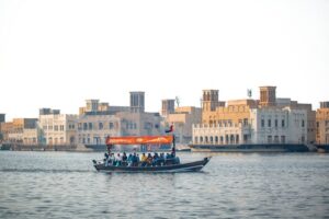 Een abra (watertaxi) die op de Dubai Creek vaart